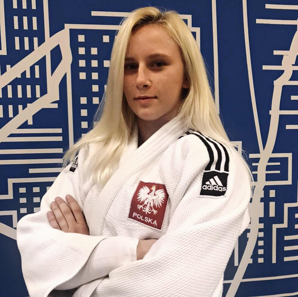 Trener Joanna Janeczko w judodze z godłem Polski.