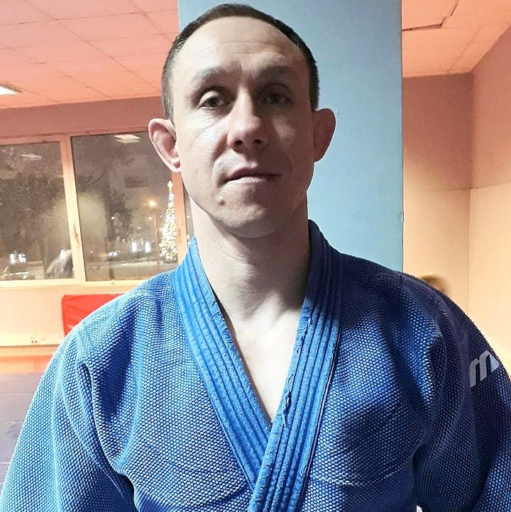 Trener Przemysław Źródło w niebieskiej judodze.