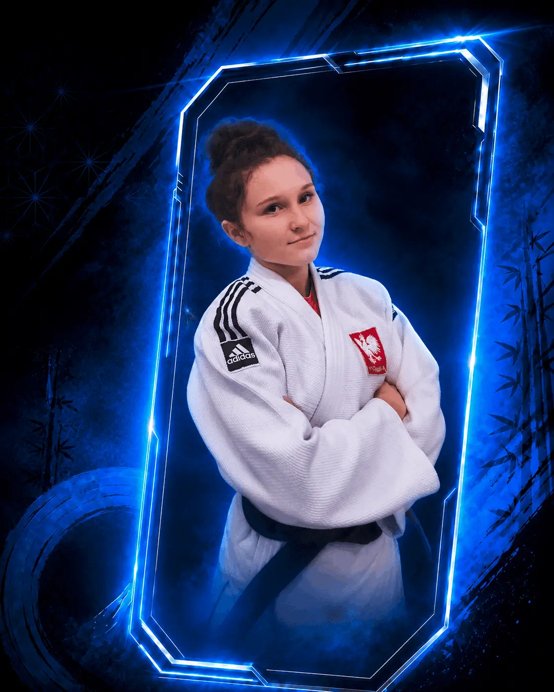 Portret Aleksandry Janeczko w białym judogi z czarnym pasem i godłem Polski, stojącej ze skrzyżowanymi rękami w cyfrowej niebieskiej ramce na ciemnym tle.