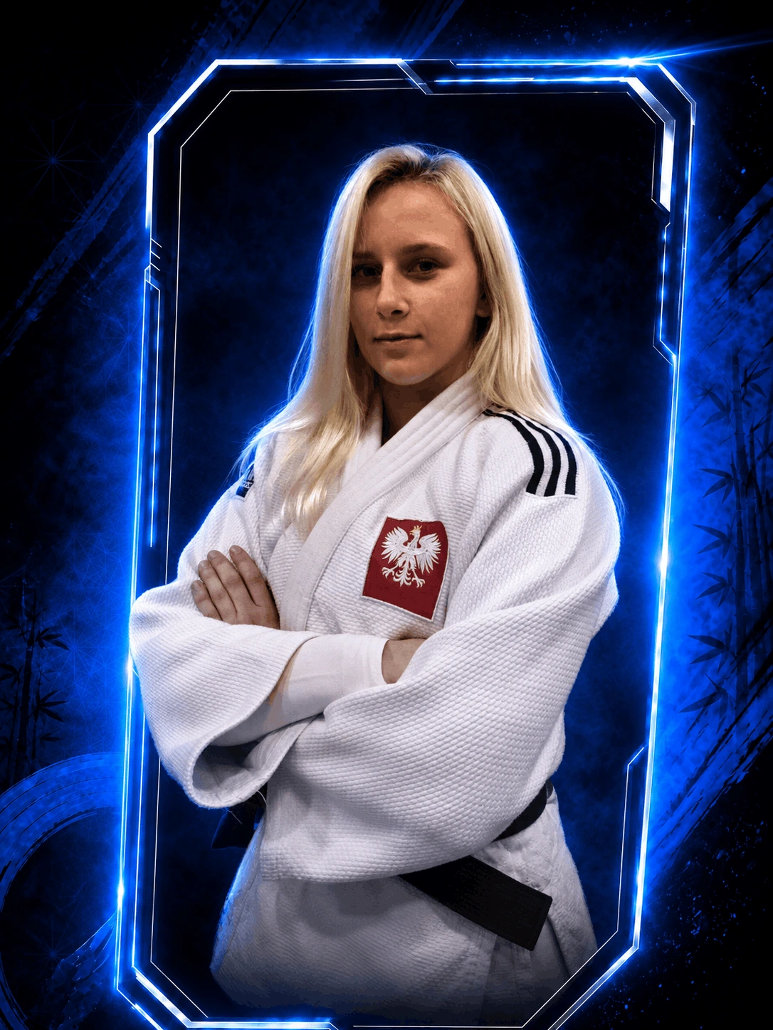 Portret Joanny Janeczko  w białym judogi z czarnym pasem i godłem Polski, stojącej ze skrzyżowanymi rękami w neonowej niebieskiej ramce na ciemnym tle.
