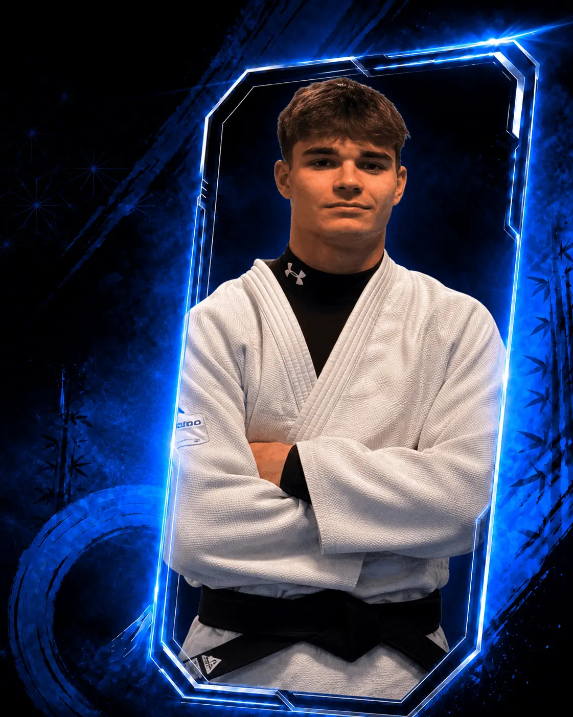 Portret Konrada Zdanowskiego w białym judogi z czarnym pasem nałożonym na czarny rashguard, w nowoczesnej niebieskiej ramce na ciemnym tle.
