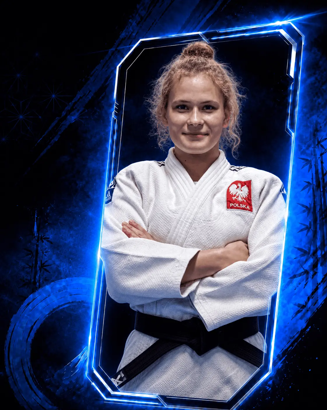 Portret Natalii Kobus w białym judogi z czarnym pasem i godłem Polski, ujęty w neonową, niebieską ramkę na ciemnym tle.