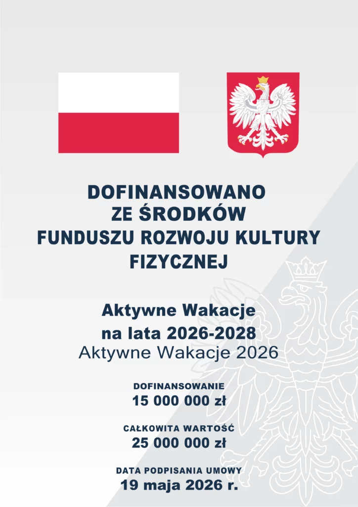 Oficjalna tablica informacyjna z godłem Polski oraz flagą państwową na szarym tle ze znakiem wodnym orła. Na tablicy znajduje się napis: „Dofinansowano ze środków Funduszu Rozwoju Kultury Fizycznej. Aktywne Wakacje na lata 2026-2028 – Aktywne Wakacje 2026”. Poniżej podano kwoty: dofinansowanie 15 000 000 zł, całkowita wartość 25 000 000 zł, oraz datę podpisania umowy: 19 maja 2026 r.