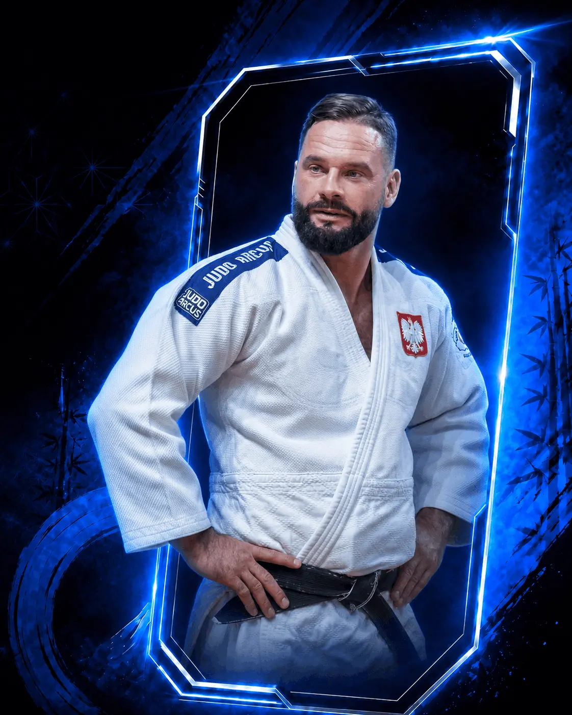 Portret Piotra Karolkowskiego w białym judogi z czarnym pasem, opierającego dłonie na biodrach i patrzącego w bok, w neonowej niebieskiej ramce na ciemnym tle.