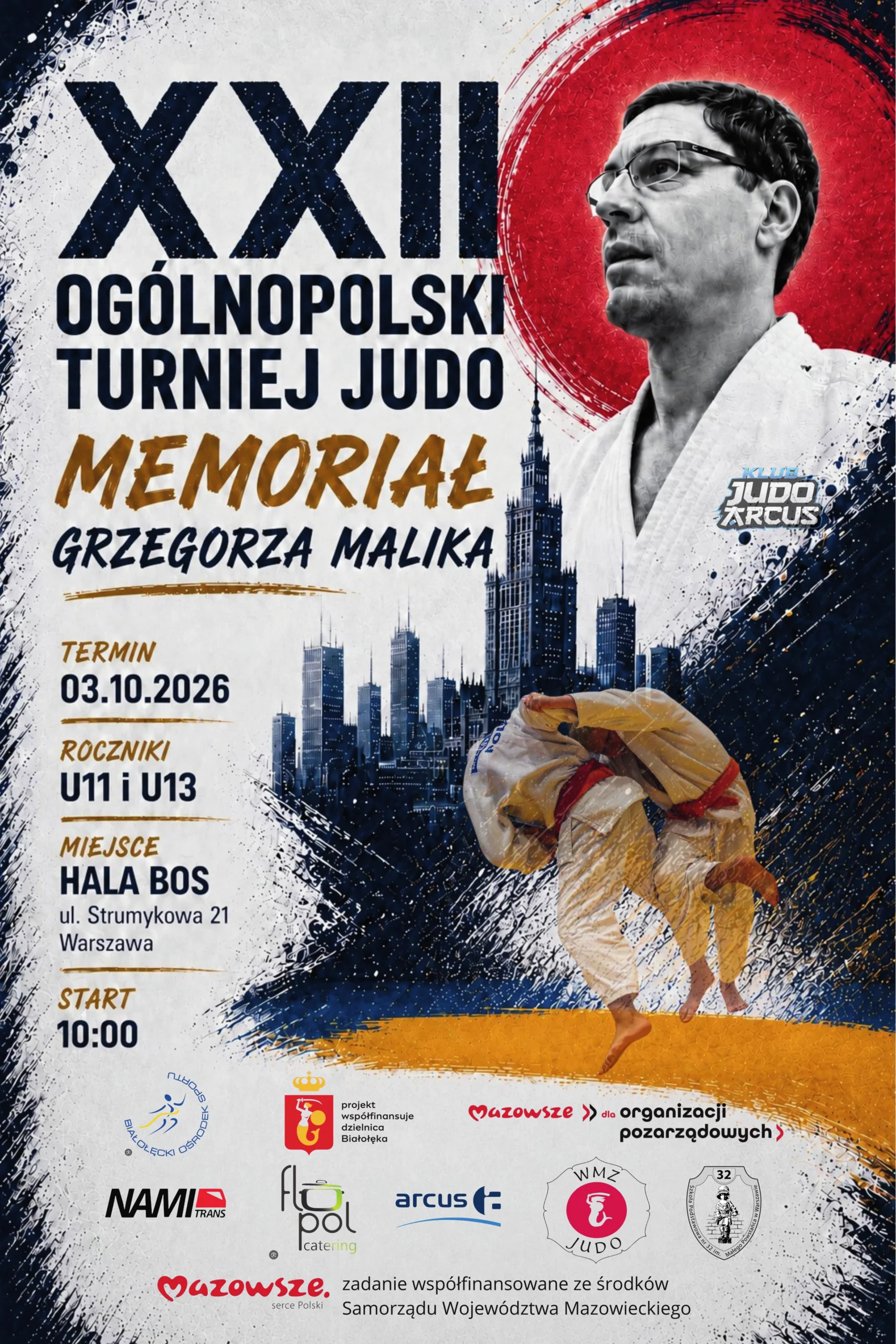 Plakat wydarzenia sportowego „XXII Ogólnopolski Turniej Judo – Memoriał Grzegorza Malika”. W tle widoczna jest sylwetka Warszawy z Pałacem Kultury i Nauki. Po prawej stronie umieszczono czarno-białe zdjęcie mężczyzny w okularach i stroju do judo (judogi) z logo „Klub Judo Arcus”. Poniżej znajduje się dynamiczna grafika przedstawiająca dwóch zawodników judo podczas wykonywania rzutu. Po lewej stronie zamieszczono szczegóły dotyczące wydarzenia: Termin: 03.10.2026 Roczniki: U11 i U13 Miejsce: HALA BOS, ul. Strumykowa 21, Warszawa Start: 10:00 Na dole plakatu umieszczono logotypy organizatorów, partnerów i sponsorów (m.in. Białołęcki Ośrodek Sportu, Dzielnica Białołęka, Mazowsze, NAMI trans, Flopool catering, Arcus, WMZJudo) oraz informację o dofinansowaniu ze środków Samorządu Województwa Mazowieckiego.